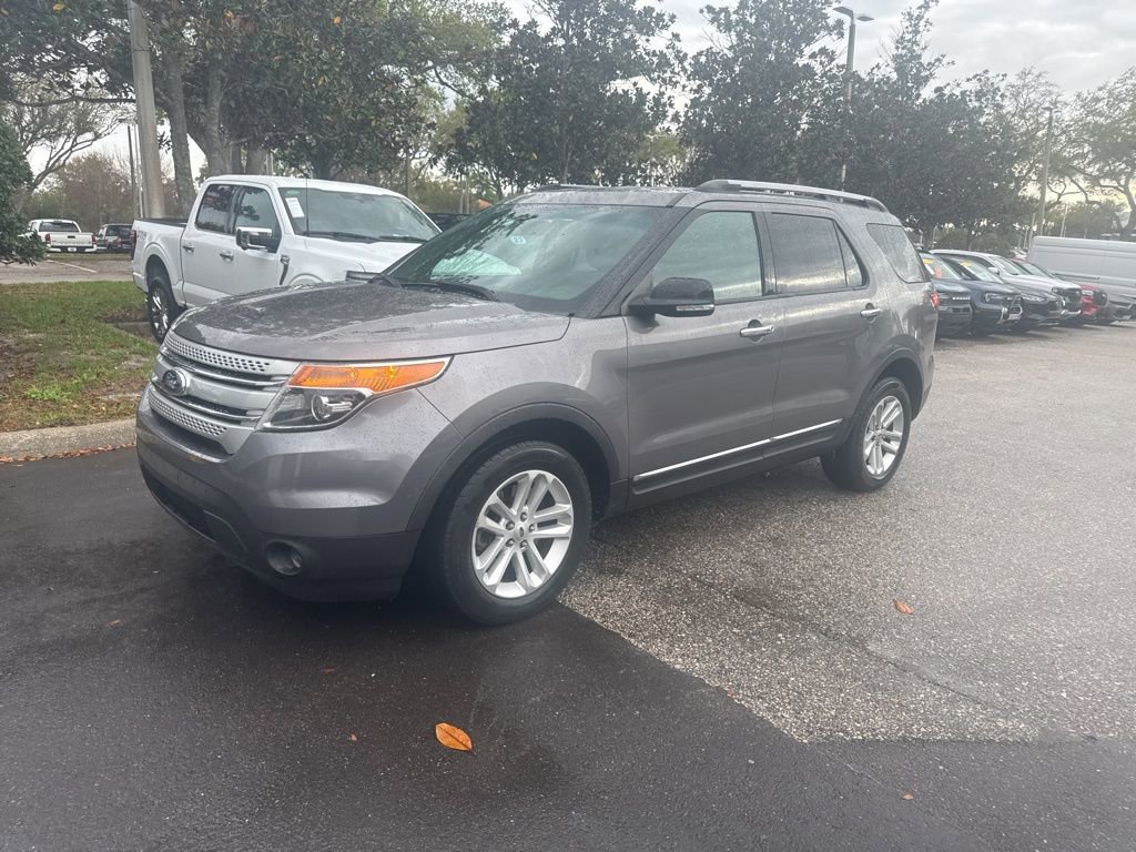Used 2013 Ford Explorer XLT image 2