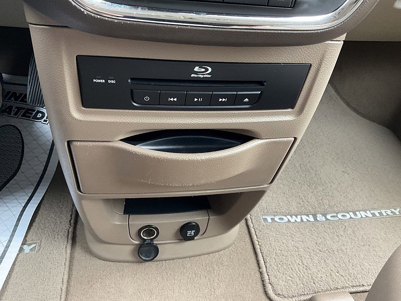 Used 2014 Chrysler Town & Country Limited w/ Luxury Group image 27