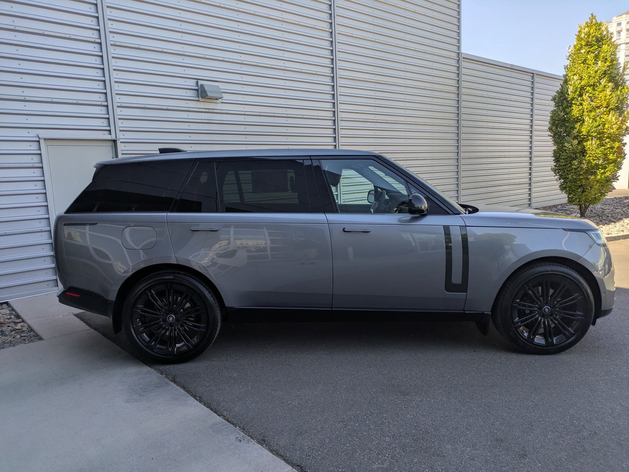 New 2025 Land Rover Range Rover Long Wheelbase SE image 6