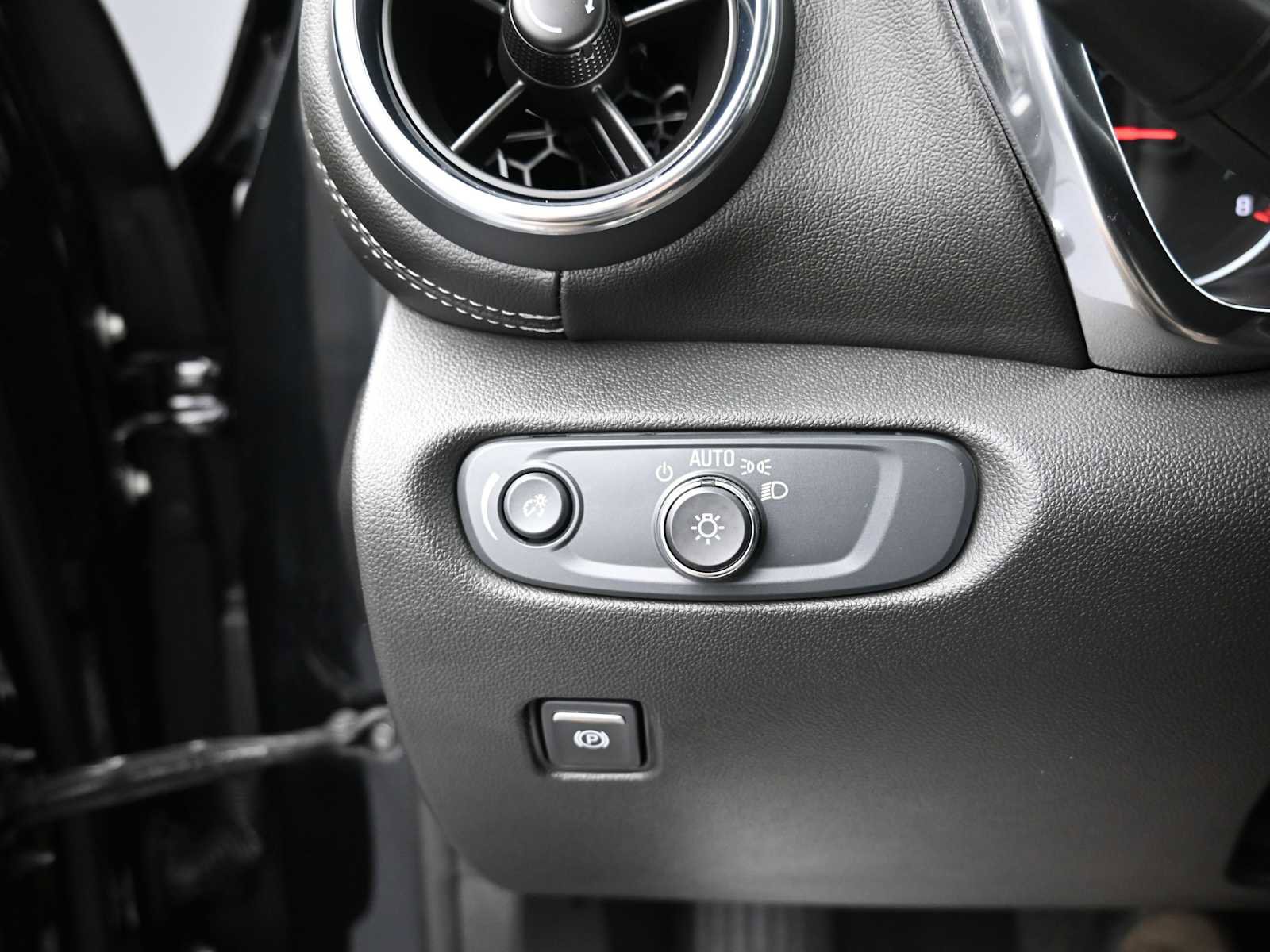 Used 2025 Chevrolet Blazer LT w/ Convenience Package image 9