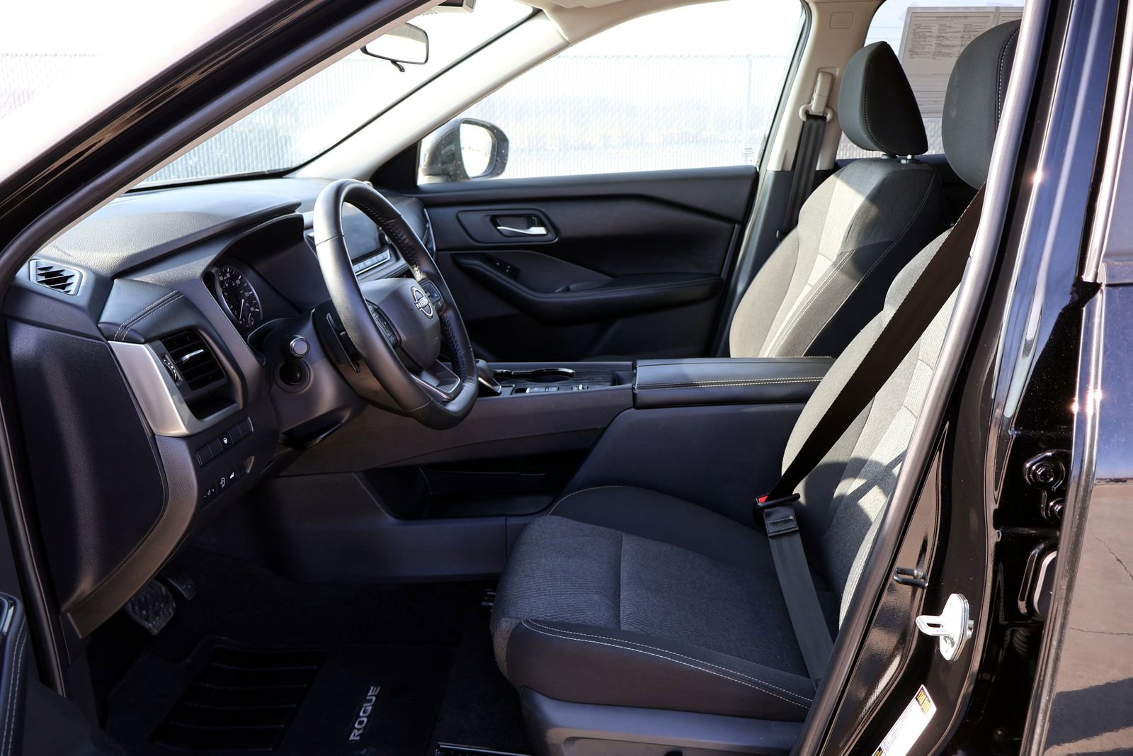 Used 2025 Nissan Rogue SV FWD image 22