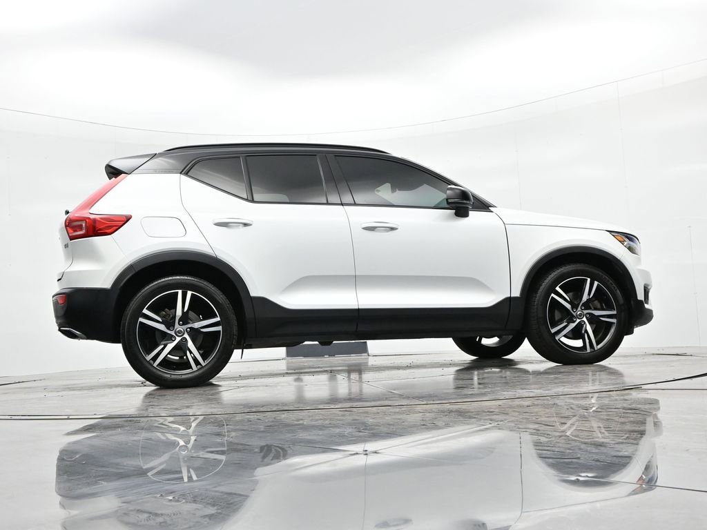 Used 2020 Volvo XC40 T4 R-Design image 24