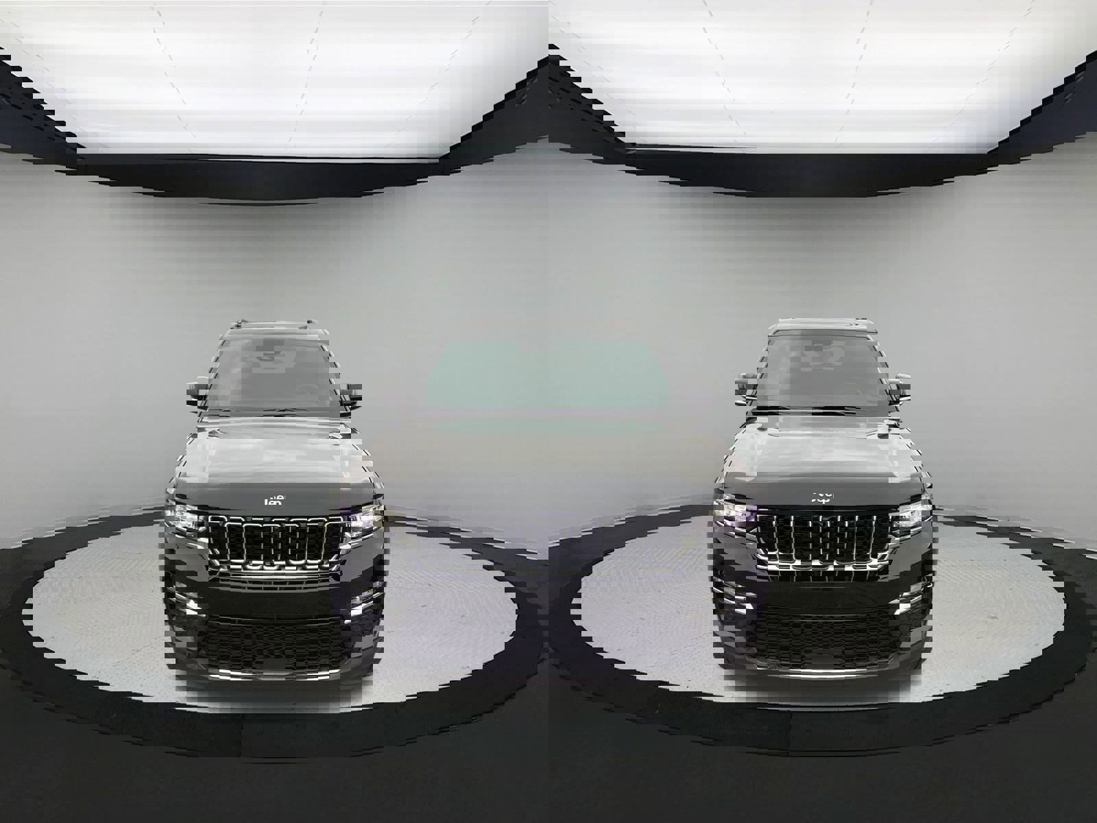 Used 2024 Jeep Grand Cherokee Limited w/ Luxury Tech Group II image 3