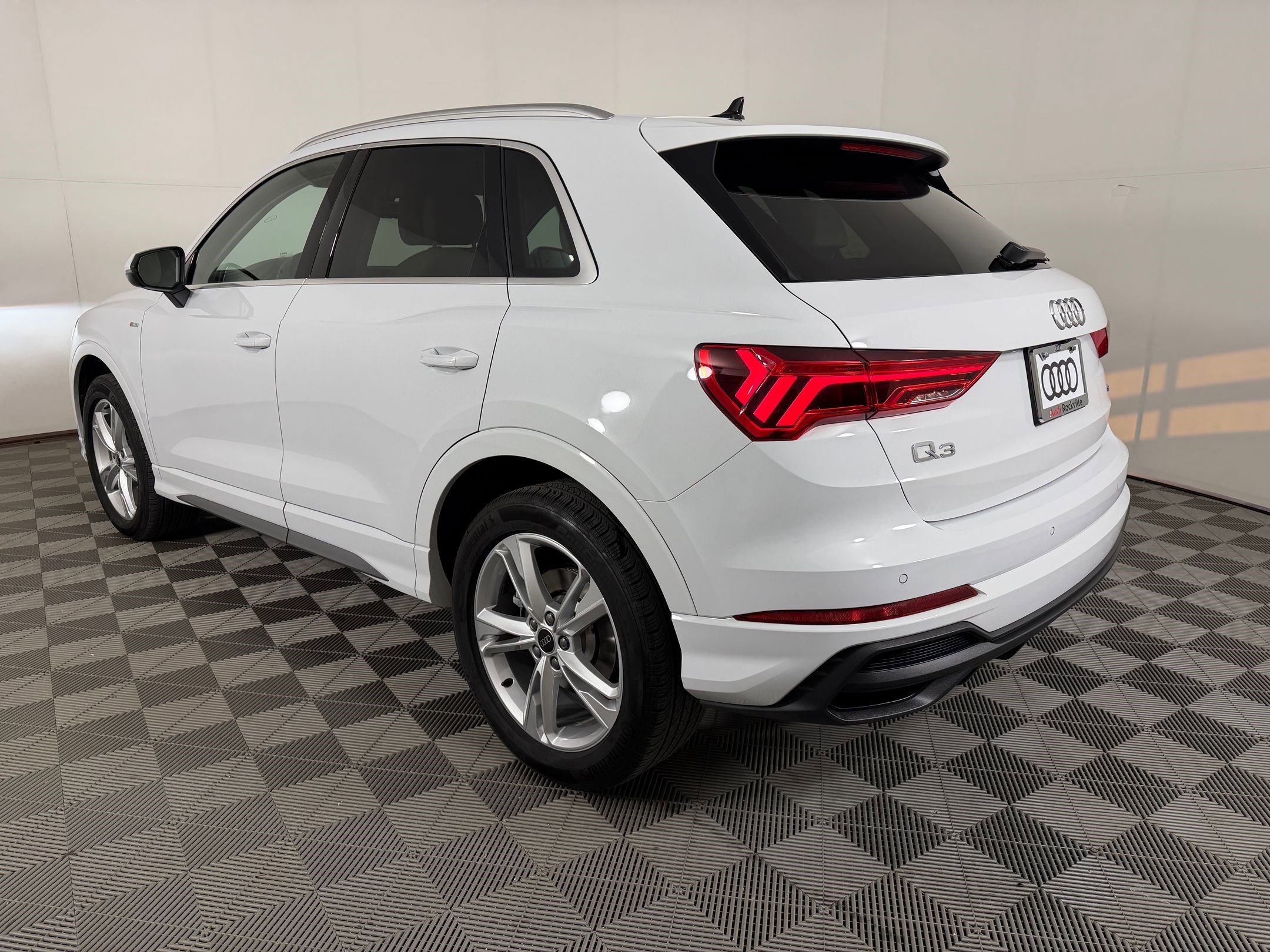 Certified 2024 Audi Q3 2.0T Premium Plus AWD/4WD image 3