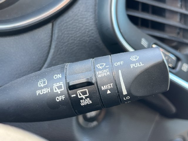 Used 2021 Jeep Cherokee Latitude Plus AWD/4WD image 28