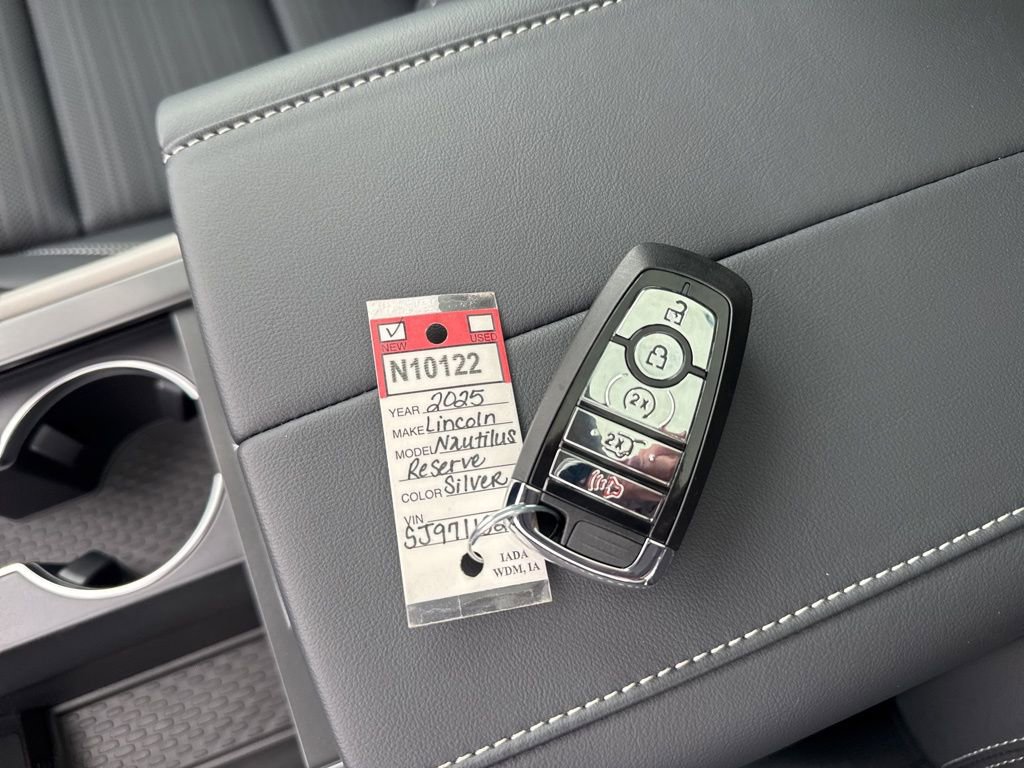 New 2025 Lincoln Nautilus Reserve image 25