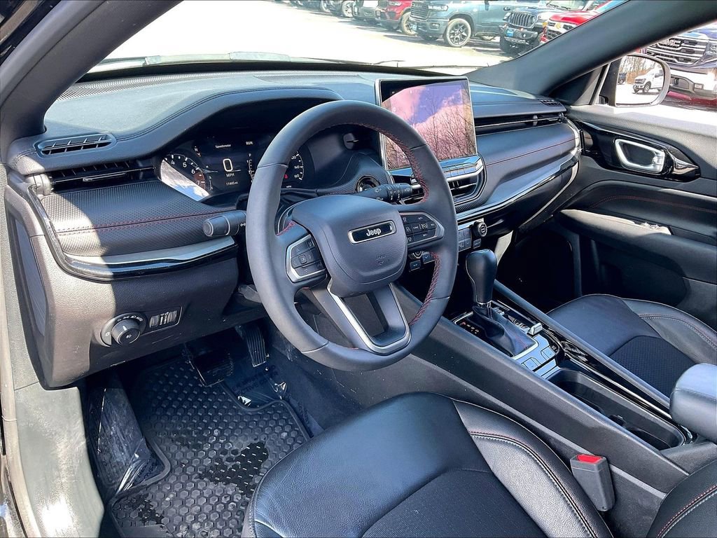 Used 2025 Jeep Compass Trailhawk image 8