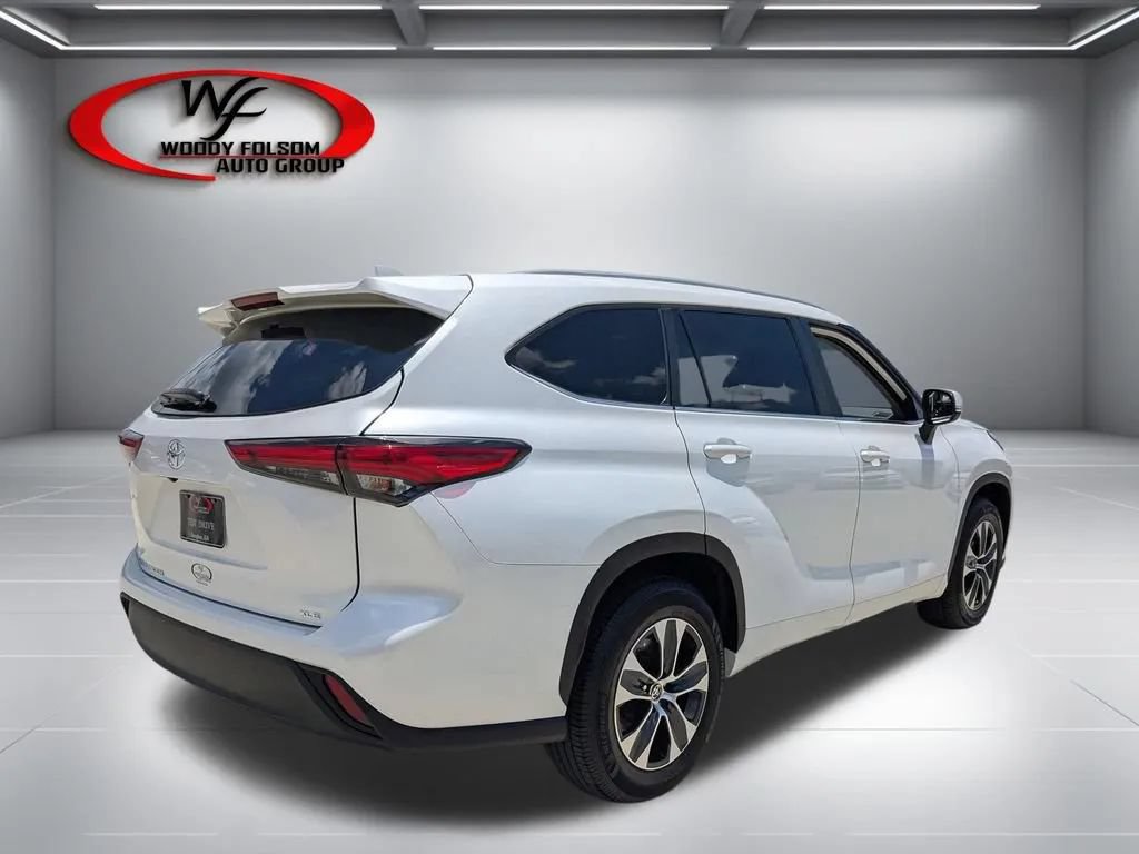 Used 2023 Toyota Highlander XLE FWD image 3