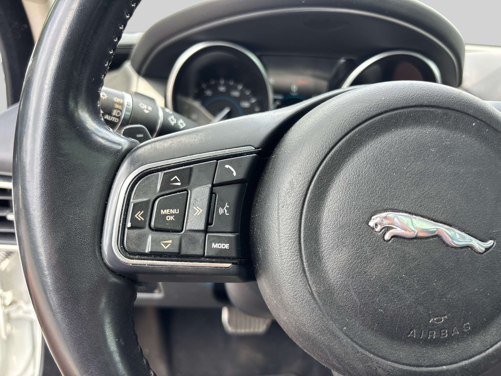 Used 2019 Jaguar XE RWD image 20
