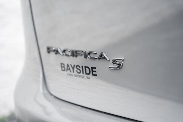 Used 2025 Chrysler Pacifica Limited image 11