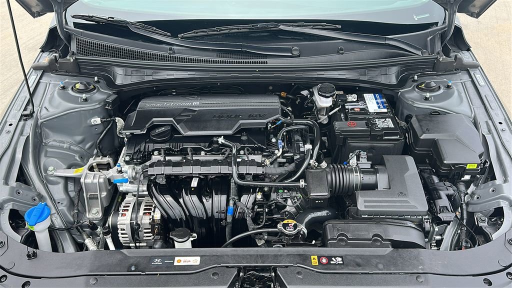 Used 2025 Hyundai Elantra Limited FWD image 3
