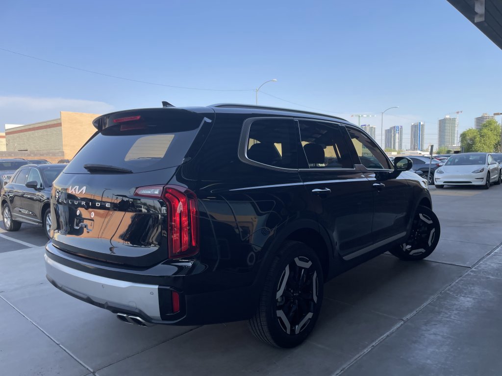 Used 2024 Kia Telluride S w/ S Sunroof Package image 3