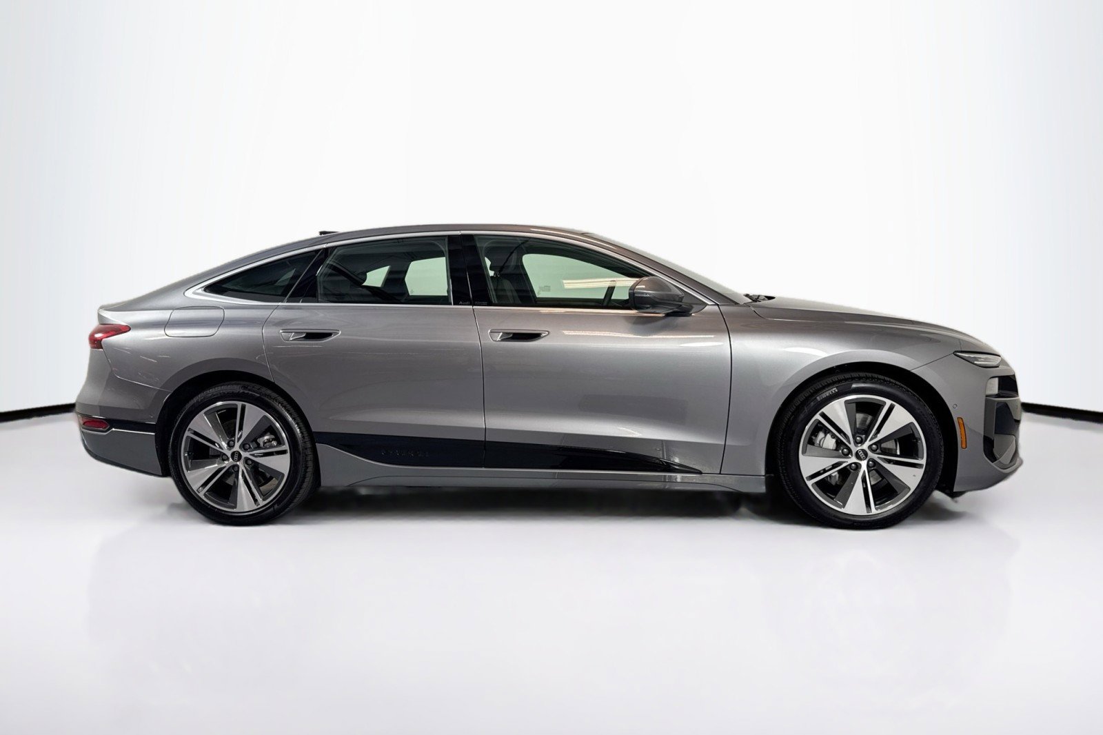 Used 2025 Audi A6 e-tron Premium w/ Convenience Package image 4