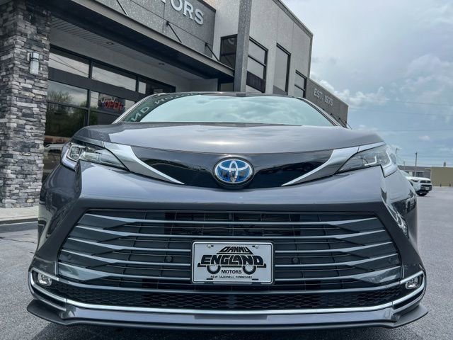 Used 2025 Toyota Sienna Limited image 5