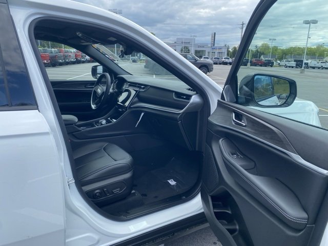 New 2025 Jeep Grand Cherokee Limited w/ Black Appearance Package image 26