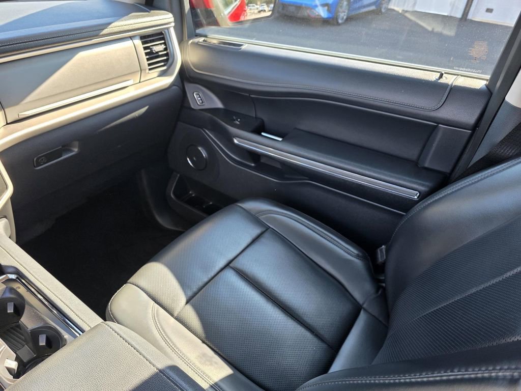 Used 2022 Ford Expedition XLT image 28
