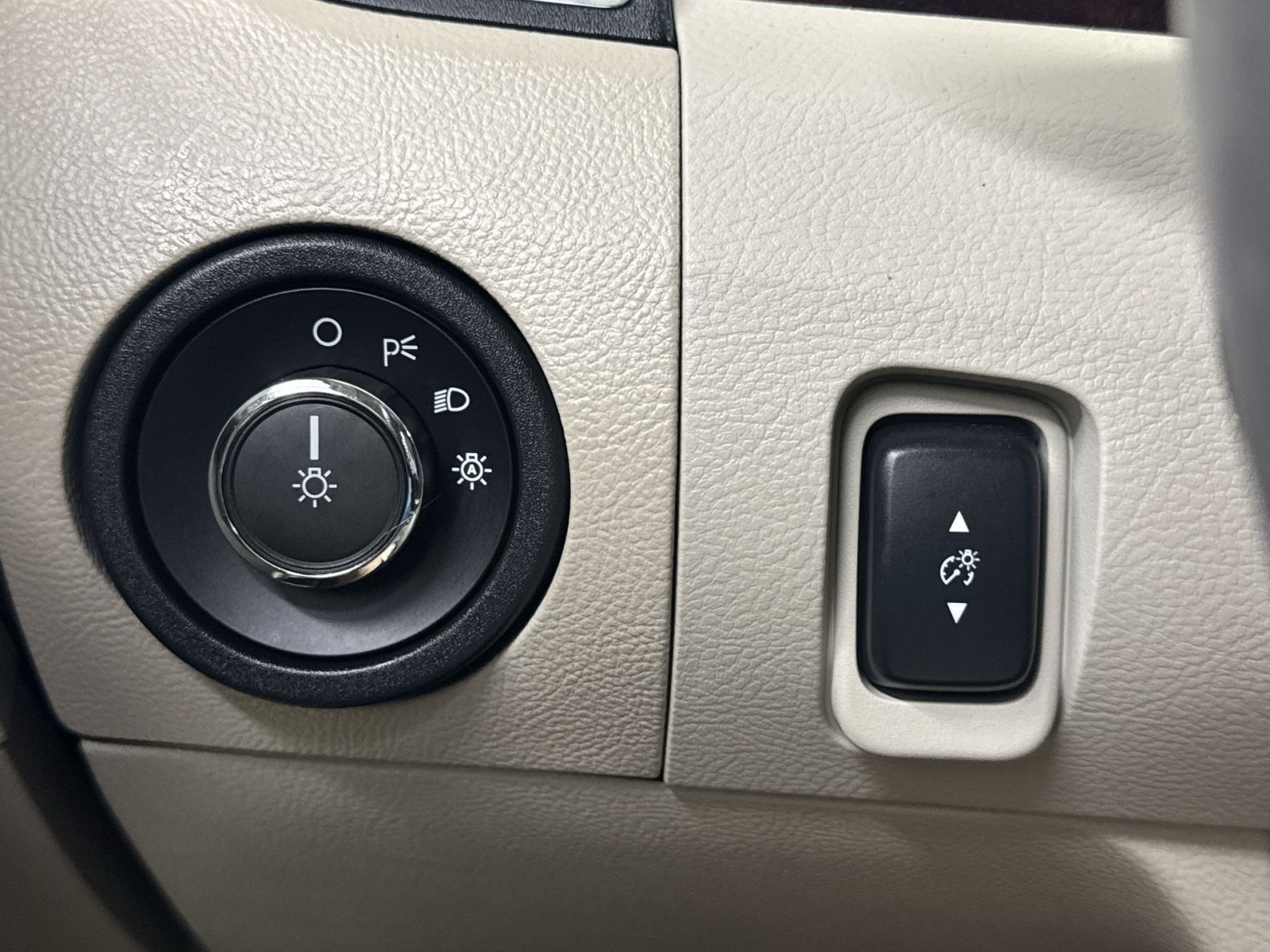 Used 2012 Ford Taurus SEL FWD image 43