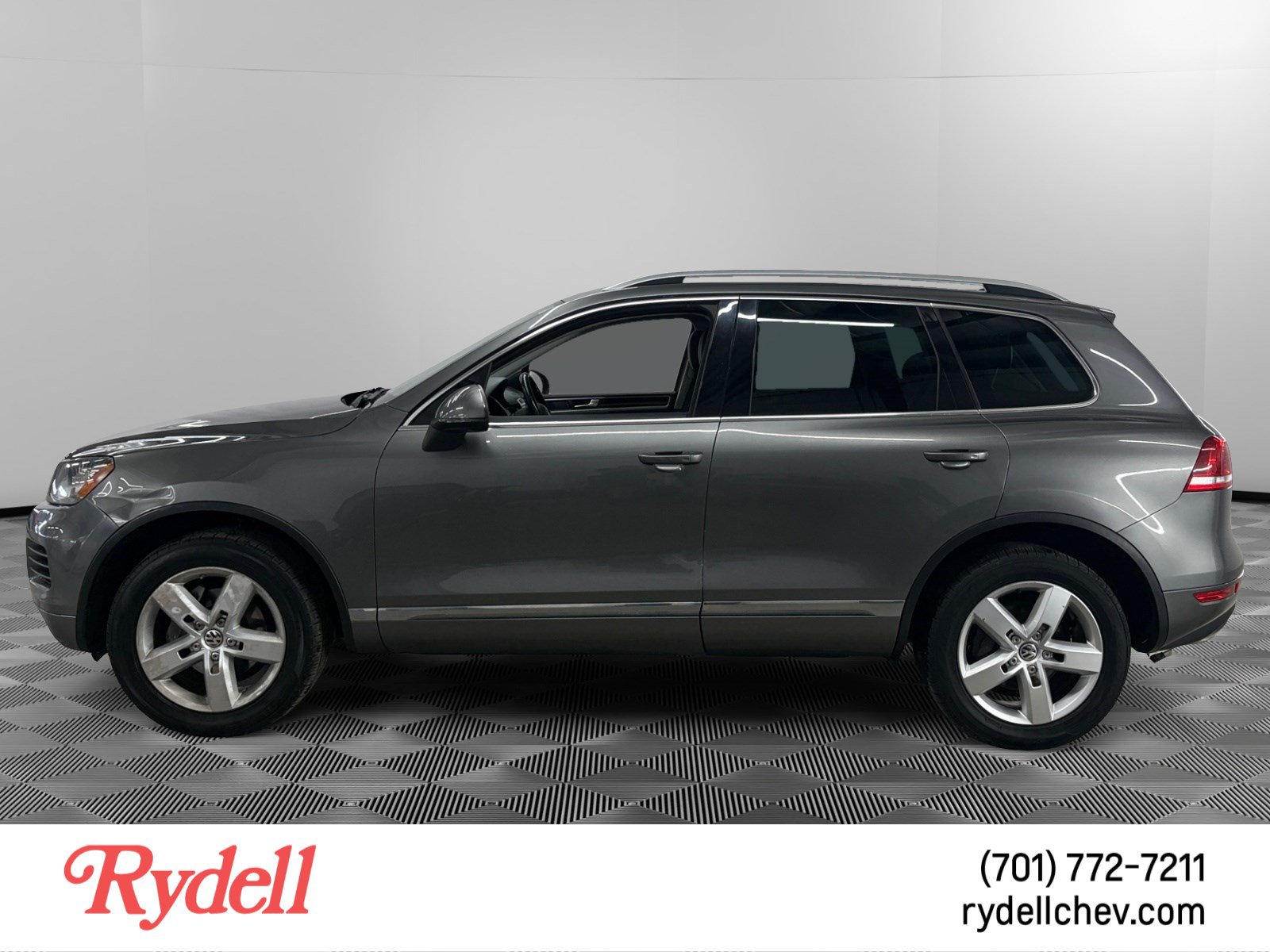 Used 2014 Volkswagen Touareg VR6 AWD/4WD image 2
