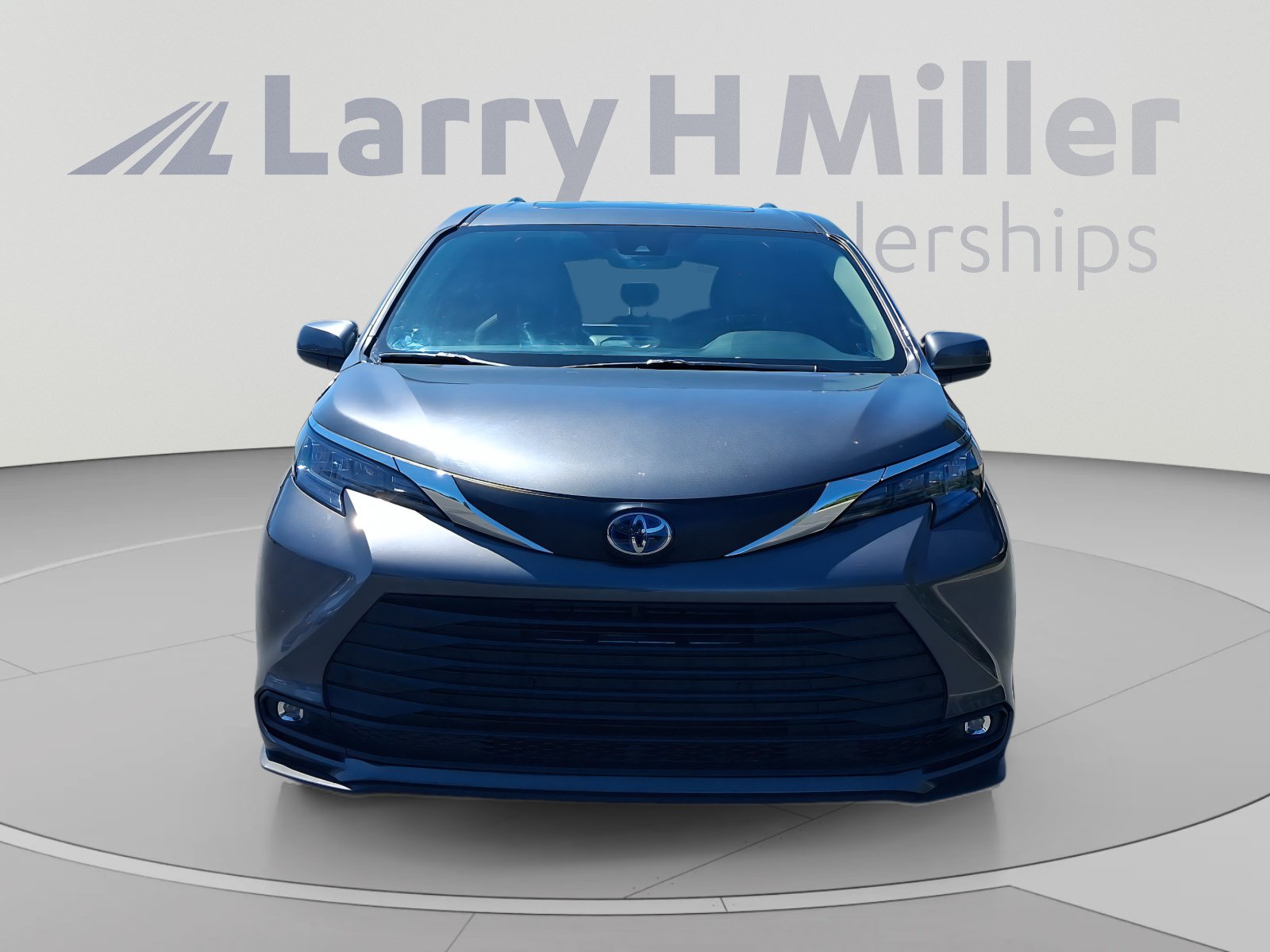 Certified 2025 Toyota Sienna XLE FWD image 8
