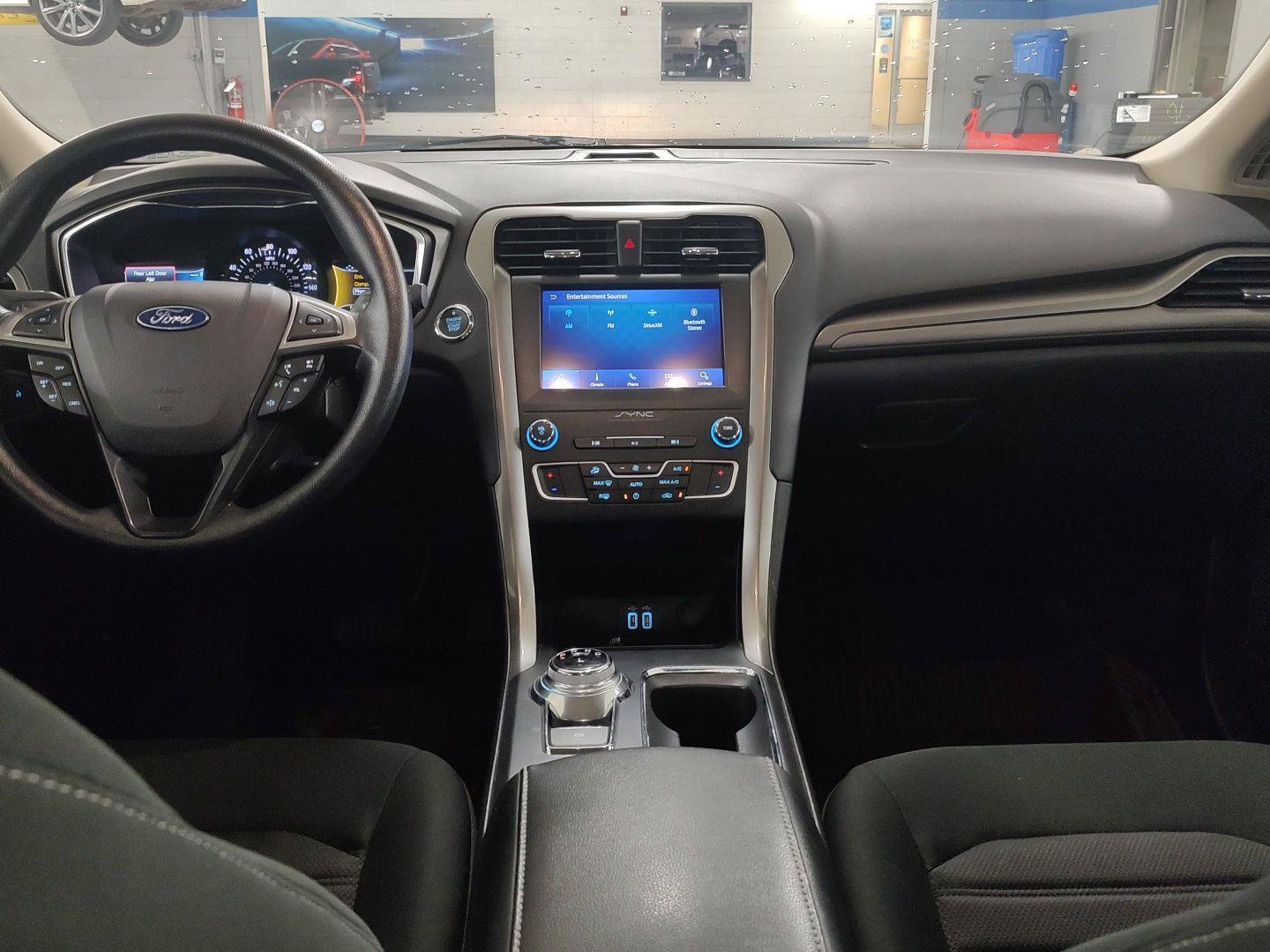 Used 2020 Ford Fusion SE FWD image 16