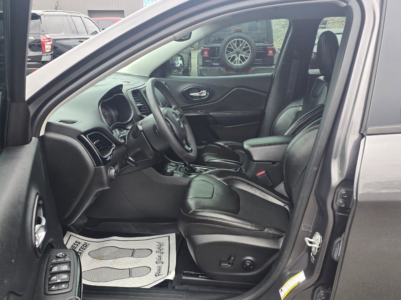 Used 2021 Jeep Cherokee Latitude Plus AWD/4WD image 12