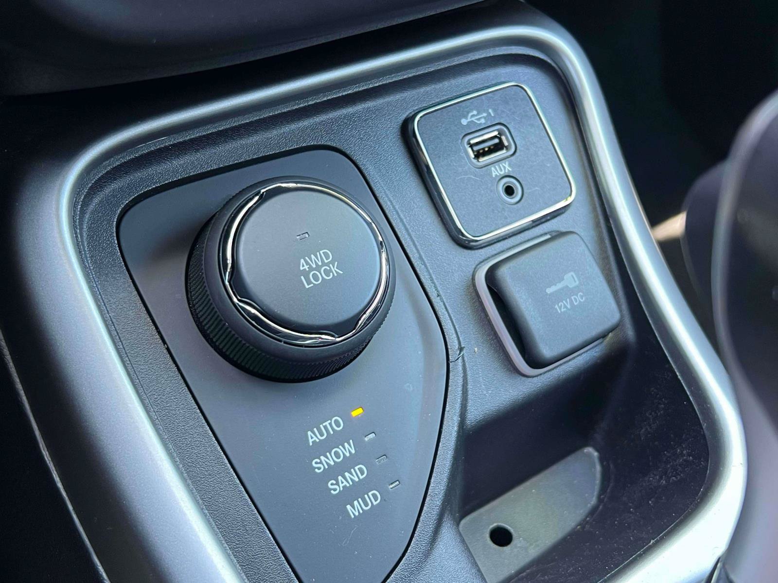 Used 2019 Jeep Compass Latitude w/ Cold Weather Group AWD/4WD image 12