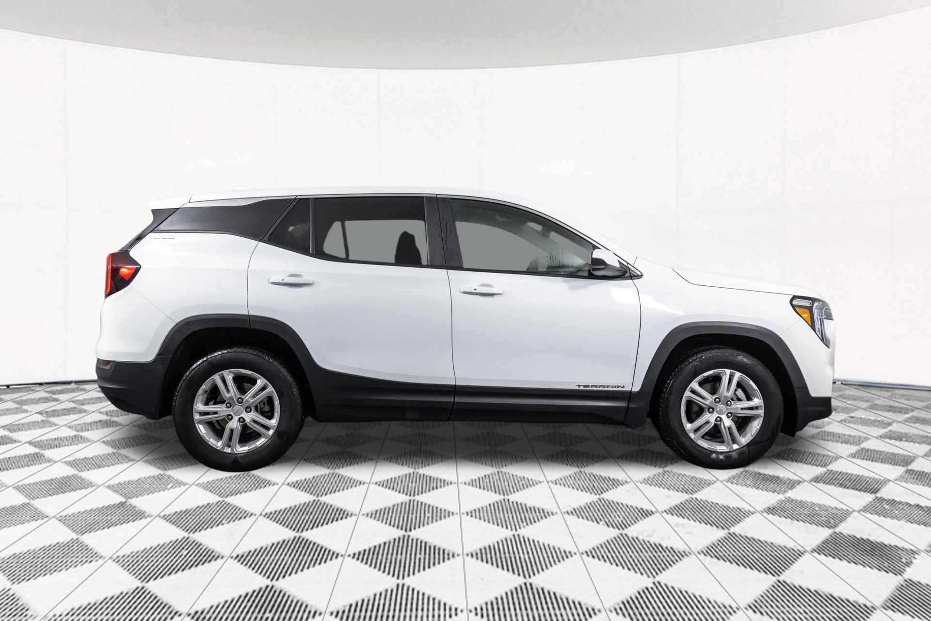 Used 2024 GMC Terrain SLE AWD/4WD image 18