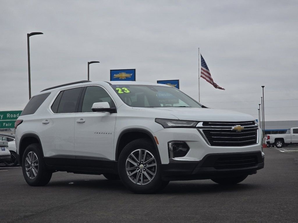 Used 2023 Chevrolet Traverse LT image 2