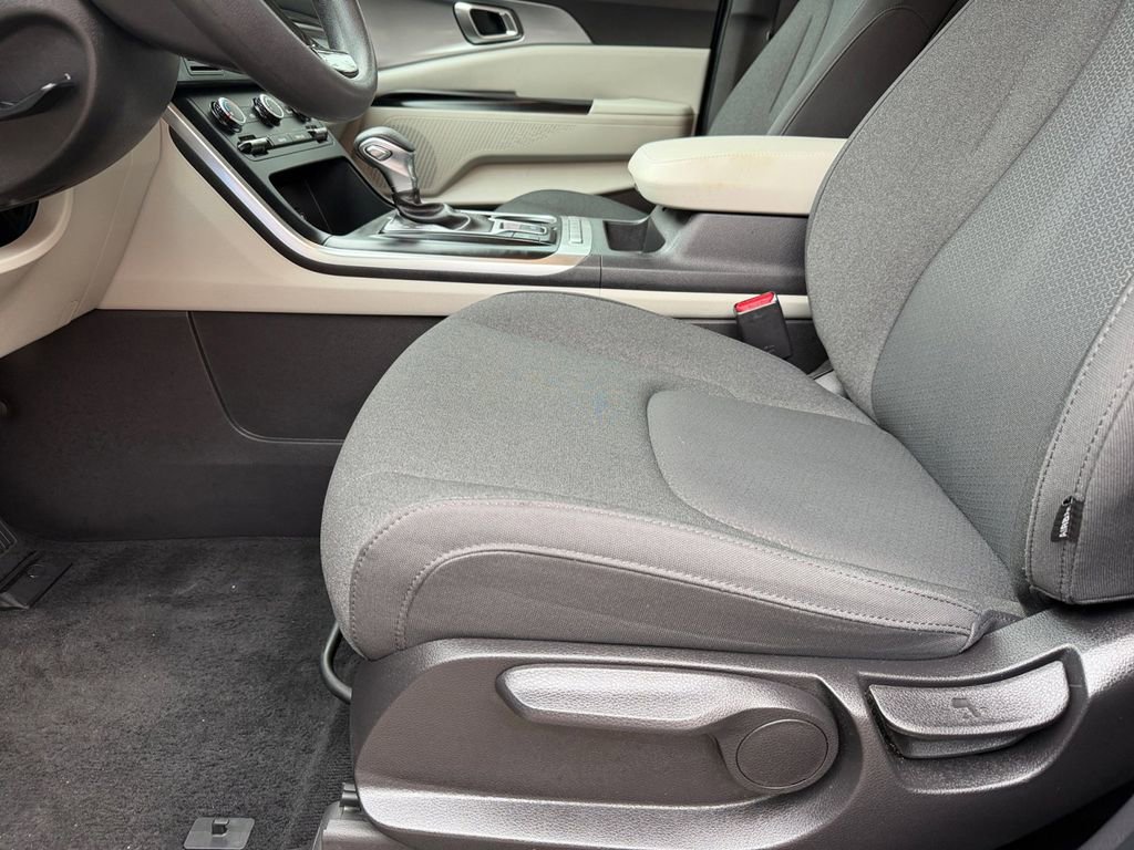 Used 2023 Kia Carnival LX FWD image 11