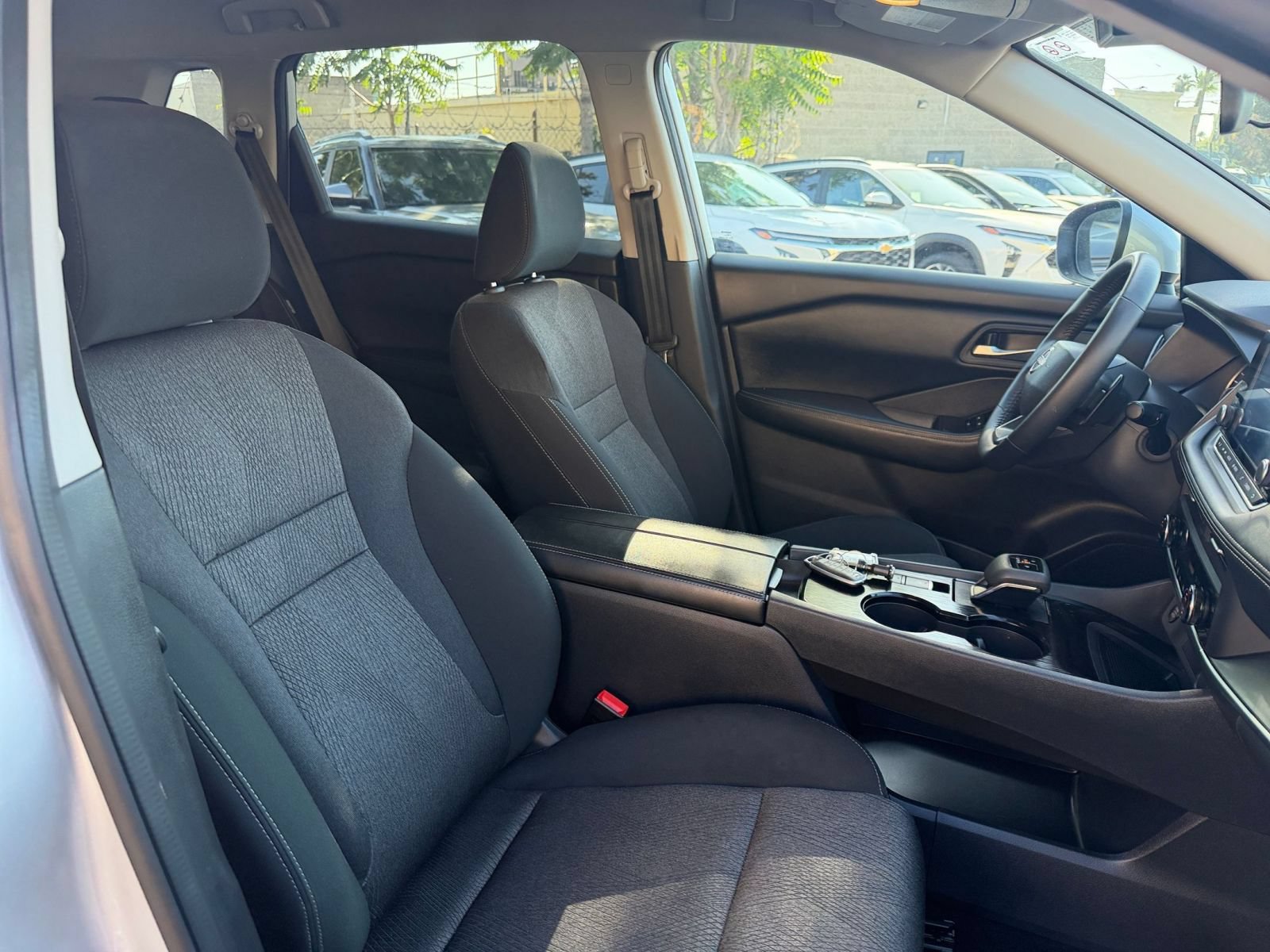 Used 2025 Nissan Rogue SV FWD image 38