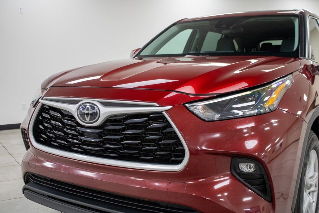 Used 2024 Toyota Highlander LE image 30