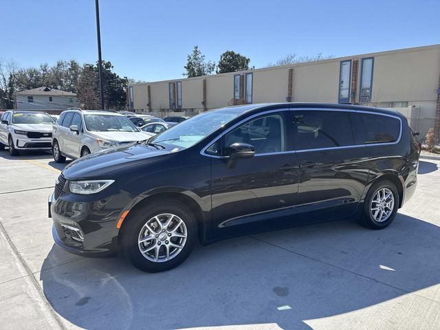Used 2023 Chrysler Pacifica Touring-L FWD image 3
