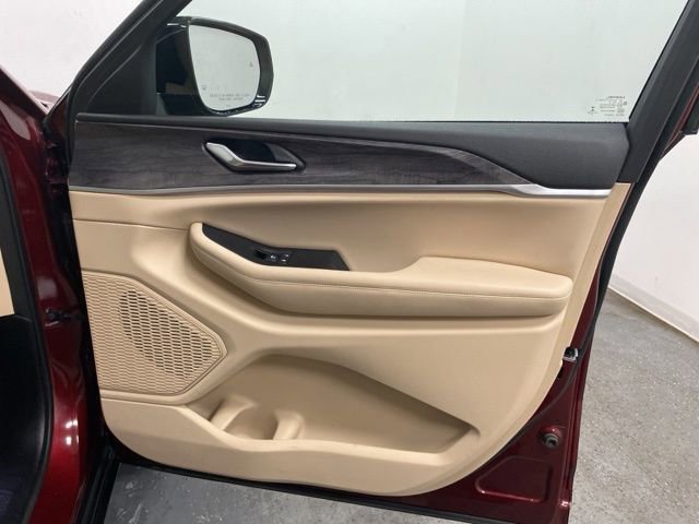 Used 2023 Jeep Grand Cherokee Limited w/ Luxury Tech Group II image 29