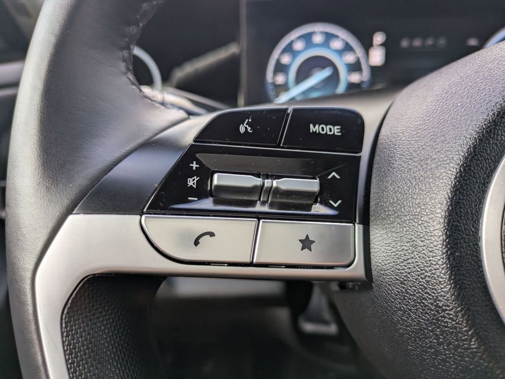 Certified 2025 Hyundai Elantra Limited image 17