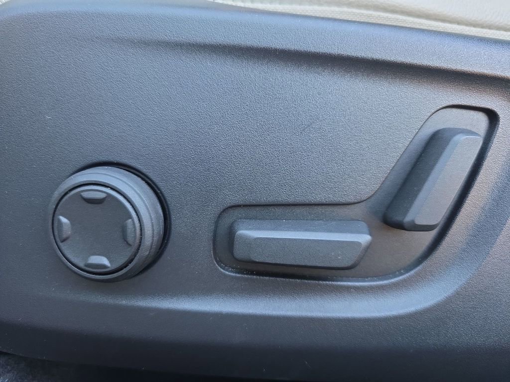 Certified 2023 Volvo XC40 B5 Plus w/ Driver Assist Package image 42