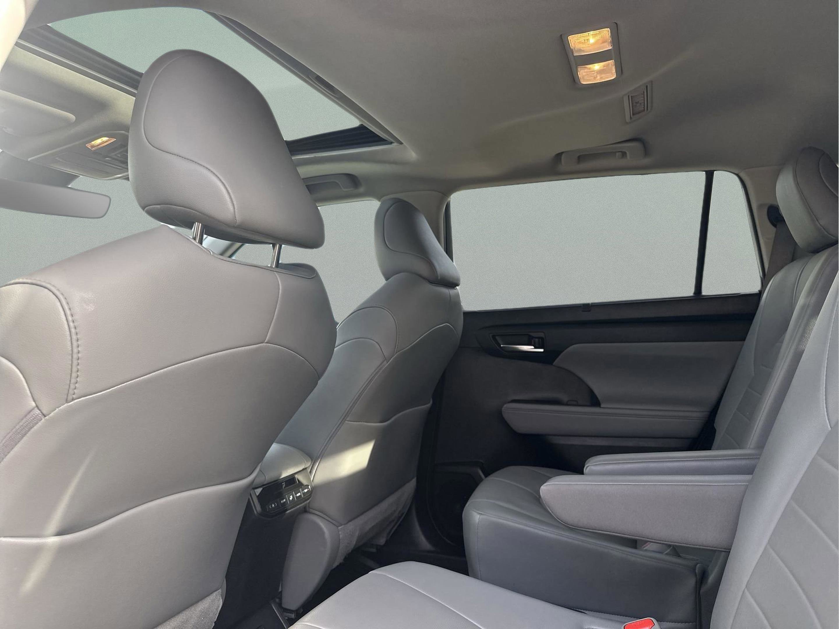 Used 2021 Toyota Highlander XLE image 16