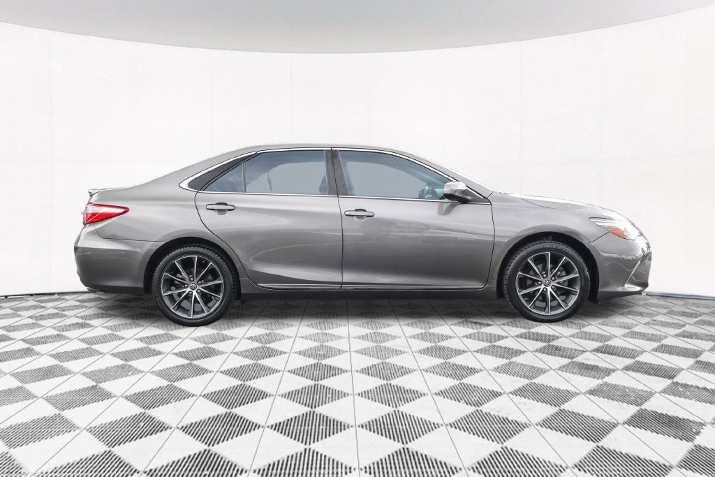 Used 2017 Toyota Camry XSE w/ Moonroof Package FWD image 12