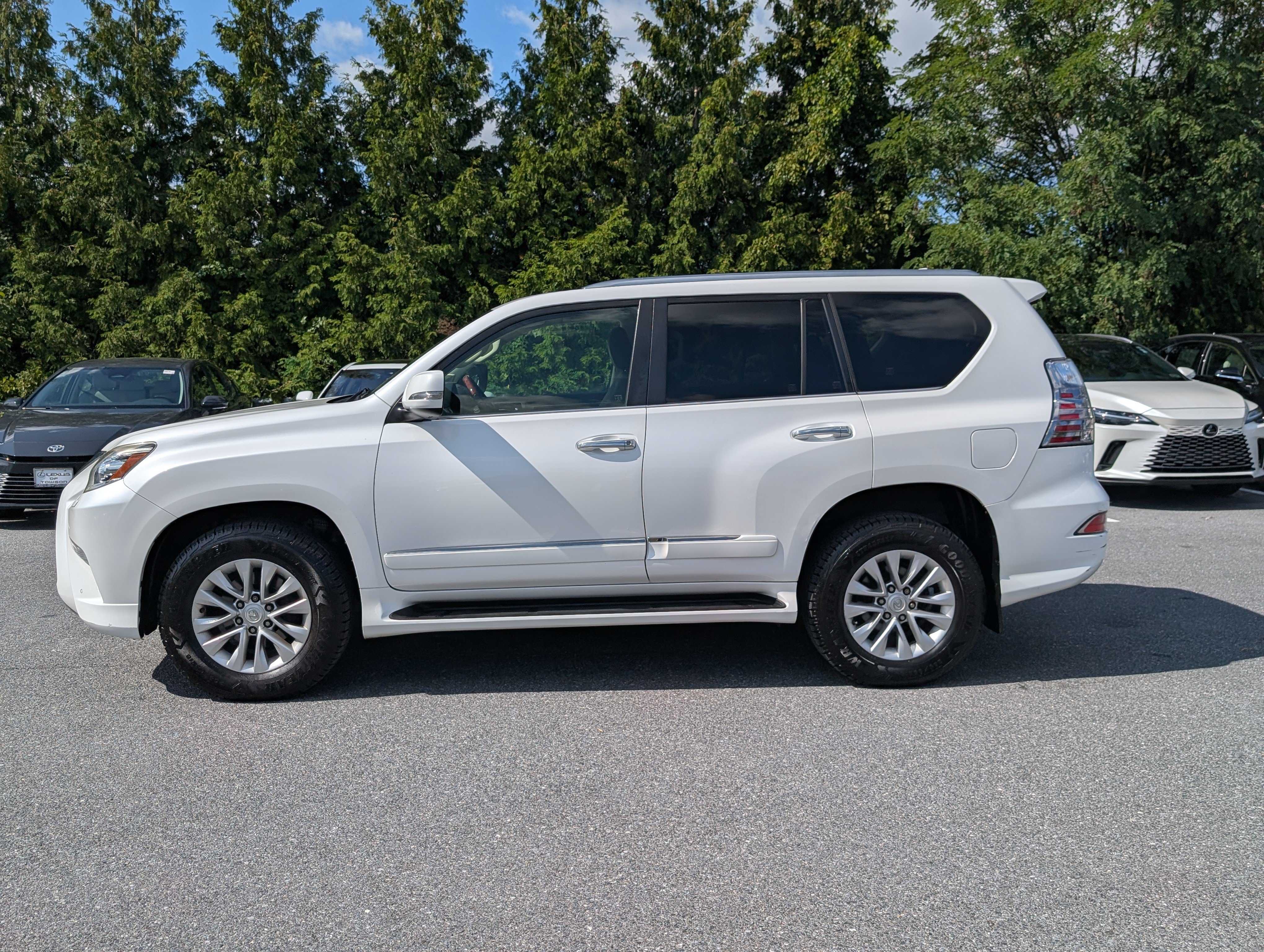 Used 2016 Lexus GX 460 w/ Premium Package AWD/4WD image 2