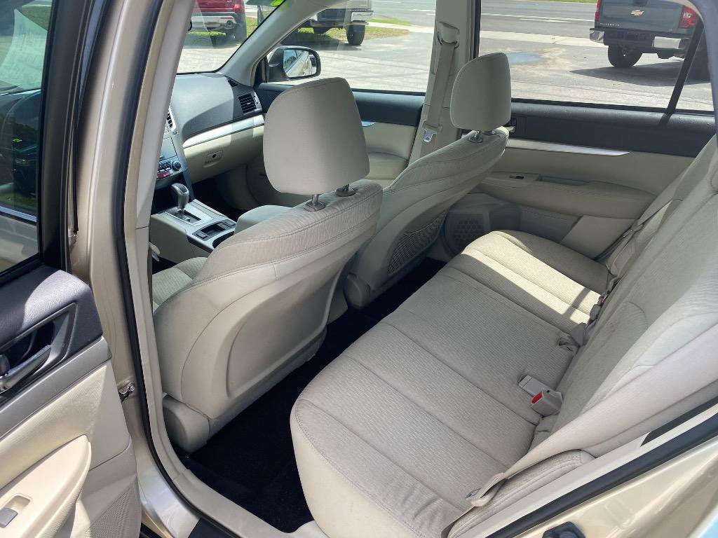 Used 2010 Subaru Outback 2.5i Premium AWD/4WD image 16