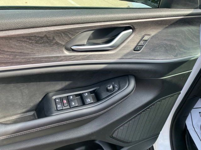 Certified 2024 Jeep Grand Cherokee Limited w/ Black Appearance Package AWD/4WD image 10
