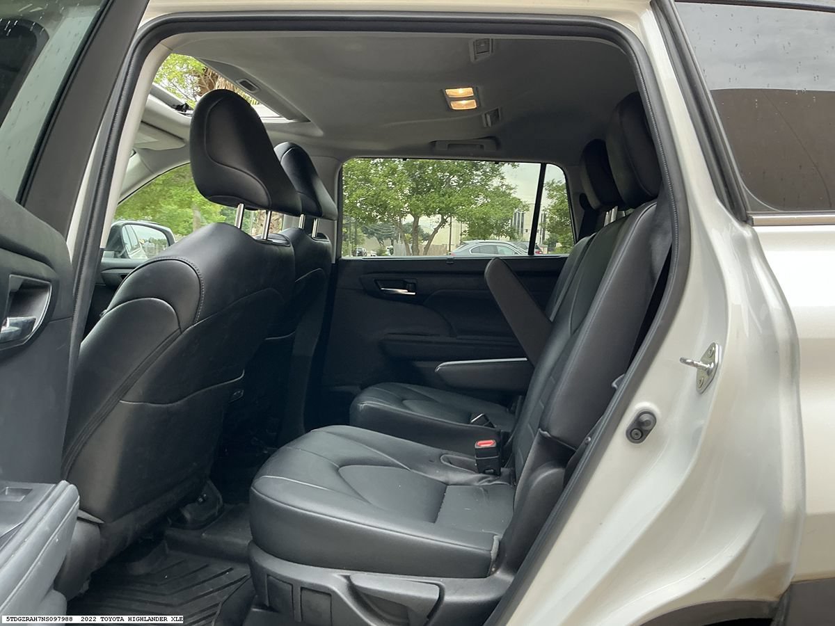 Used 2022 Toyota Highlander XLE FWD image 9