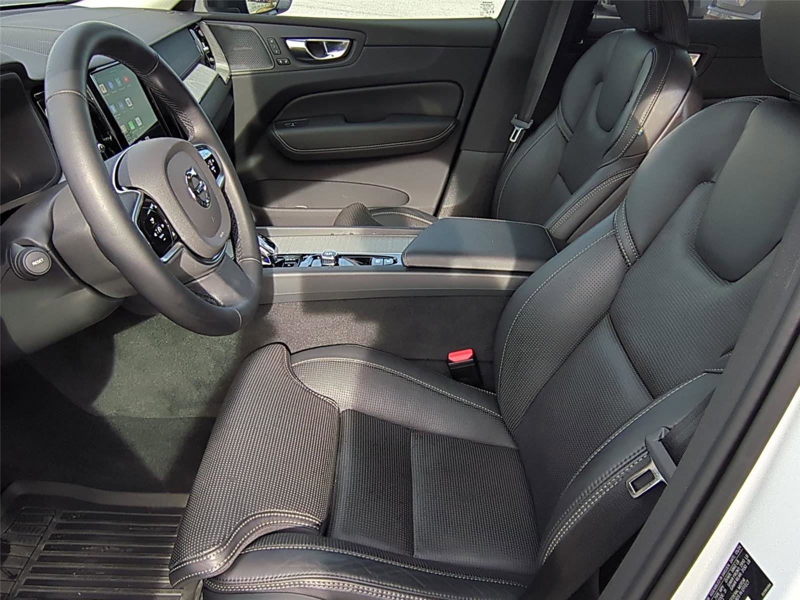 Used 2025 Volvo XC60 T8 Ultra w/ Protection Package Premier image 16