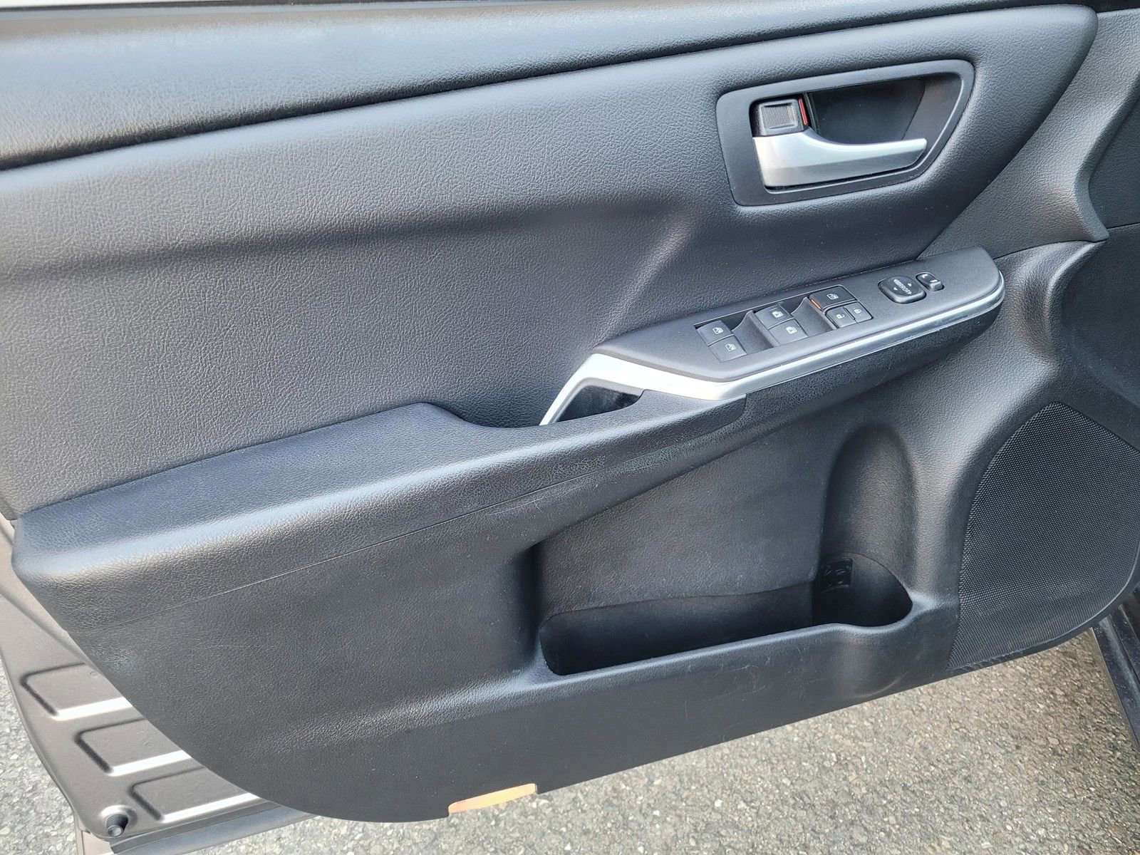 Used 2017 Toyota Camry SE FWD image 16