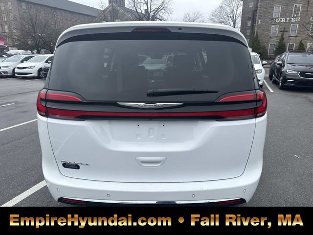 Used 2023 Chrysler Pacifica Touring-L image 4