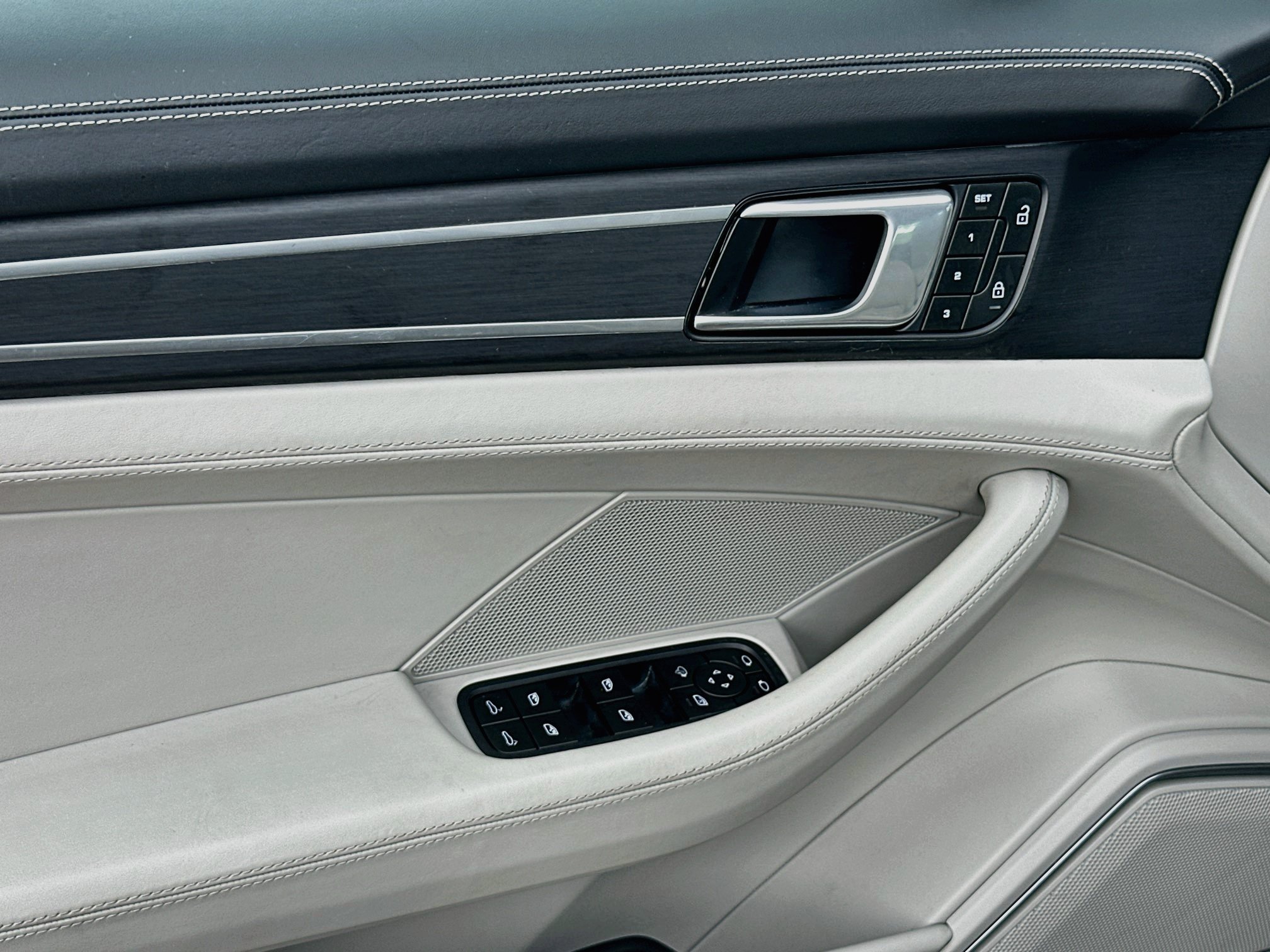 Used 2023 Porsche Panamera Platinum Edition w/ Assistance Package RWD image 18