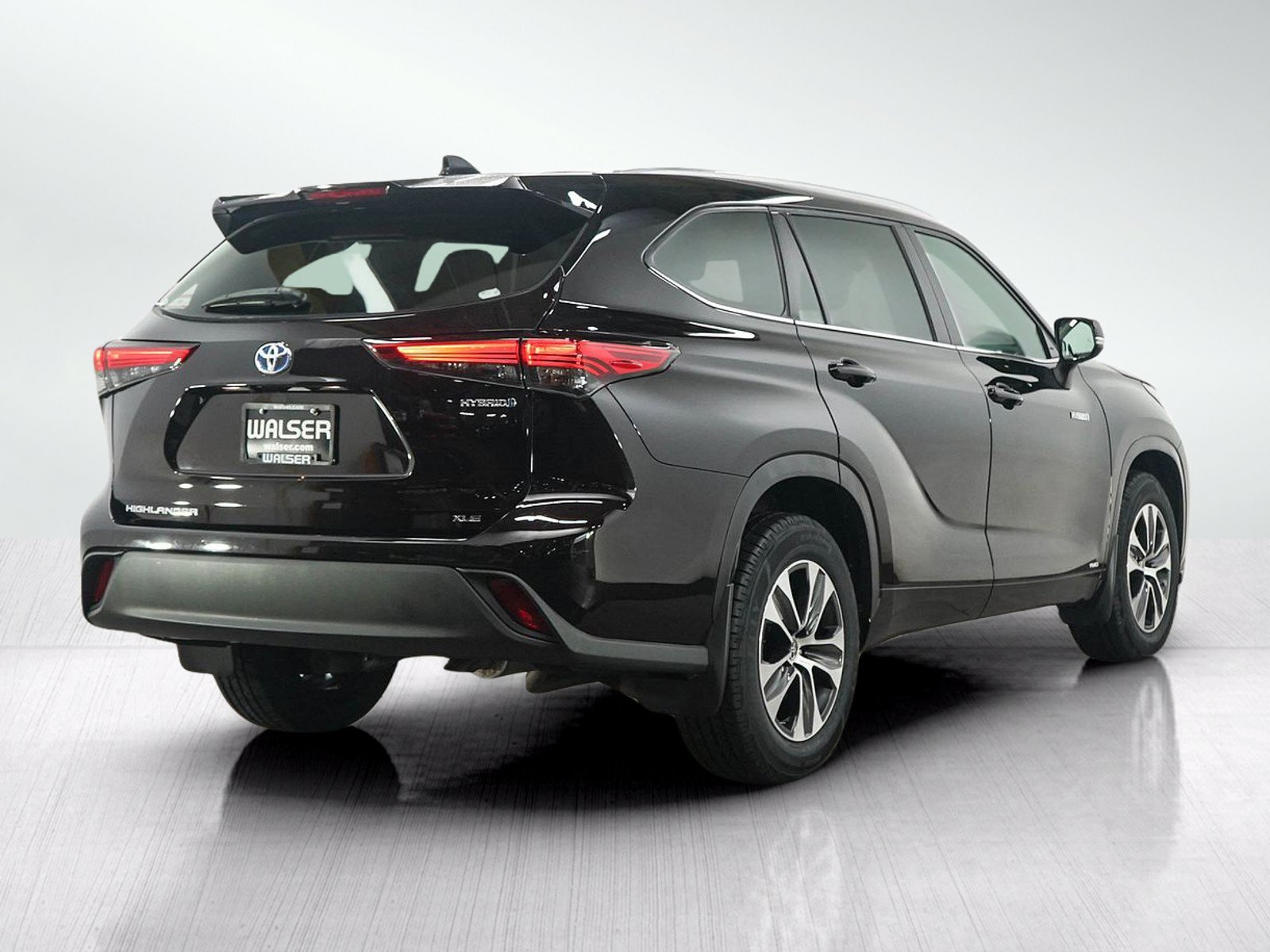 Used 2021 Toyota Highlander XLE AWD/4WD image 6
