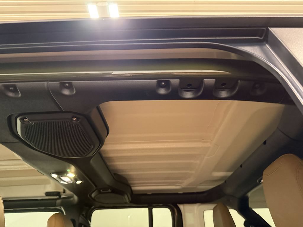 Used 2023 Jeep Wrangler Unlimited Sahara w/ Dual Top Group AWD/4WD image 10