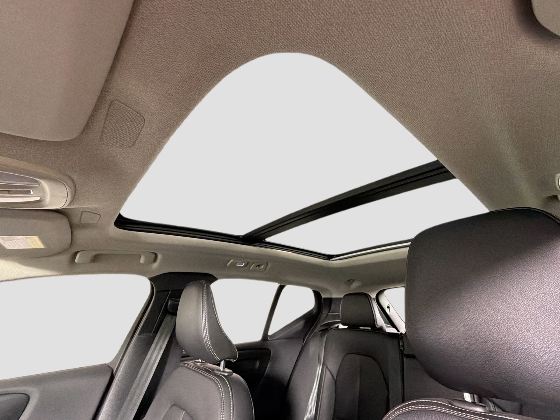 Certified 2023 Volvo XC40 B4 Plus w/ Protection Package Premier image 22