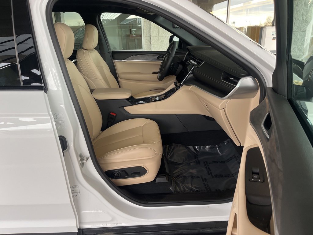 Used 2024 Jeep Grand Cherokee Limited w/ Luxury Tech Group II image 18