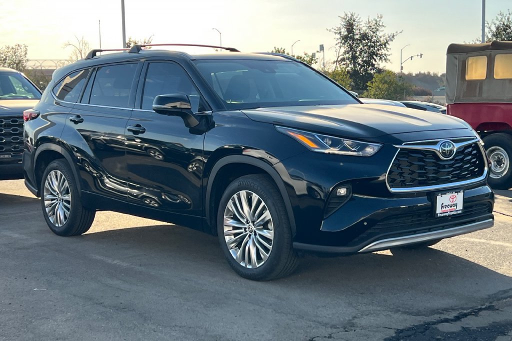 Used 2024 Toyota Highlander Platinum FWD image 2